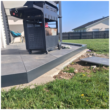 Exemple de bordure terrasse sur plot avec nez de terrasse en aluminium